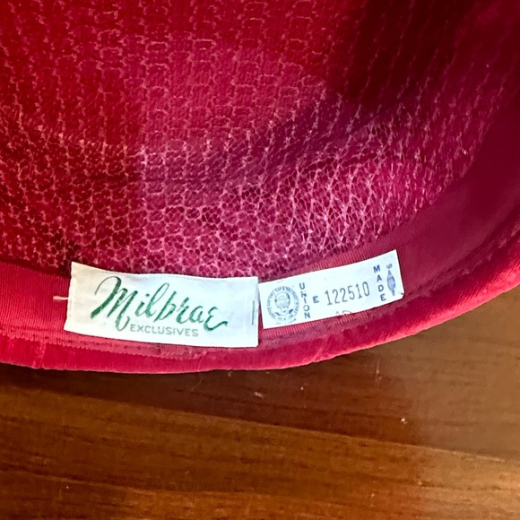 🌟HP🌟VTG 1950s Red Velvet & Pleated Satin Breton Hat by Milbrae Exclusives - Picture 13 of 14